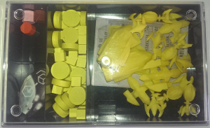 Box mit Materialen für den gelben Spieler